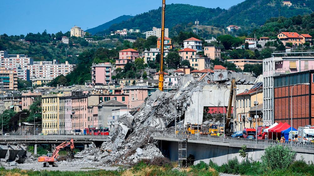 43 mennesker mistet livet da Morandi-broen i Genova raste sammen for to uker siden. Nå vil den italienske regjeringen vurdere å nasjonalisere veiselskapene.