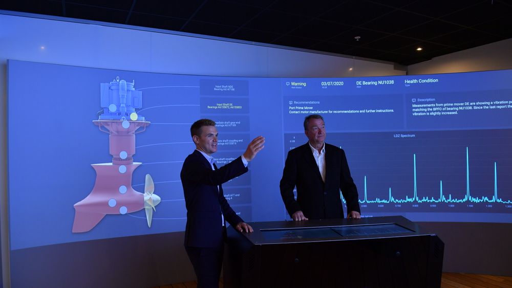 Kristian Kleiveland og Per Huse fra Rolls-Royce Ship Intelligence med den nyeste digitale tjenesten Health Management. Med sensorer på en rekke typer utstyr, gis et holistisk bilde av skipet eller riggens tilstand.