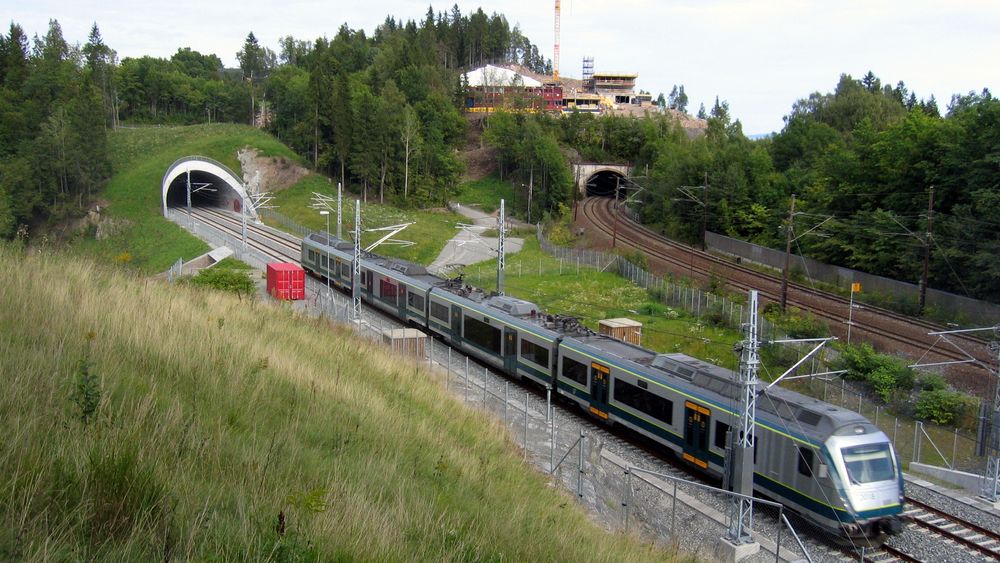 I løpet av 2018 starter byggingen av dobbeltsporet jernbane mellom Venjar og Eidsvoll. Når utbyggingen er ferdig i 2022 vil det være sammenhengende dobbeltspor mellom Oslo S og Eidsvold.