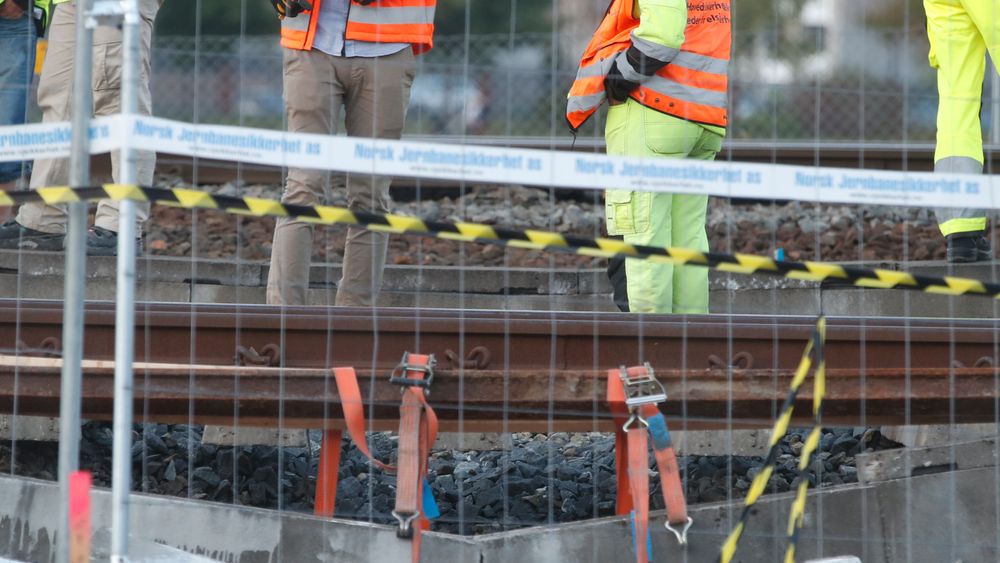 Teknikere jobbet onsdag ettermiddag på stedet hvor det gikk galt ved Drammen stasjon. Togskinnene hang i løse luften.