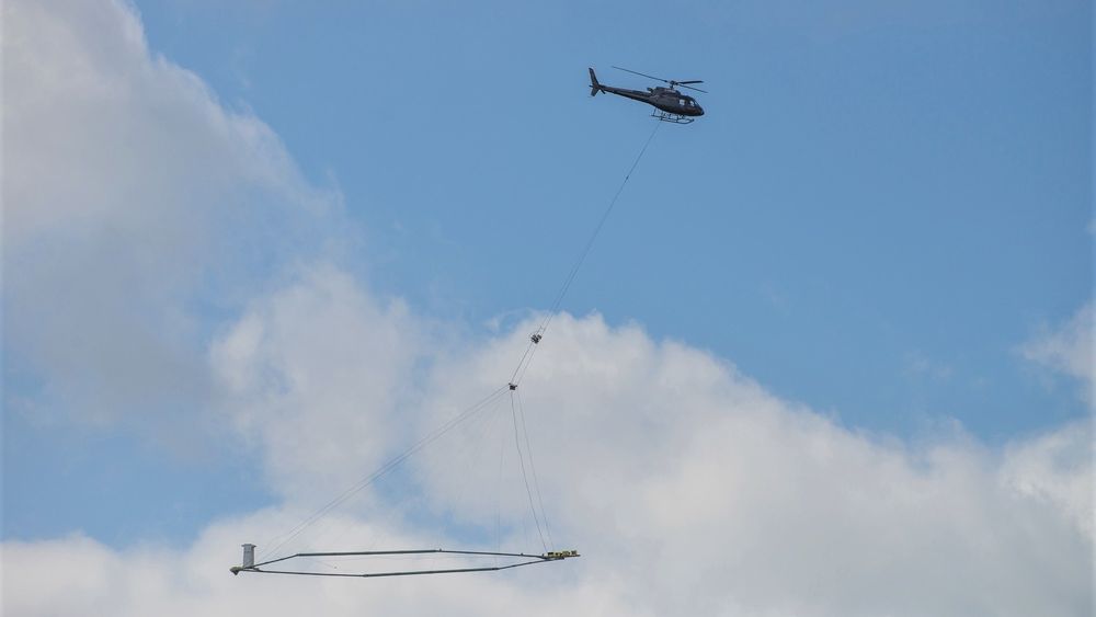 Det er danske Skytem som har utviklet antennen som fraktes rundt med helikopter.