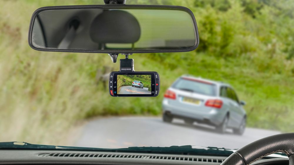 Følger med: Med en dashcam tar du opp trafikken foran i en kontinuerlig roterende videostrøm delt opp i segmenter på tre minutter som lett kan hentes ut.