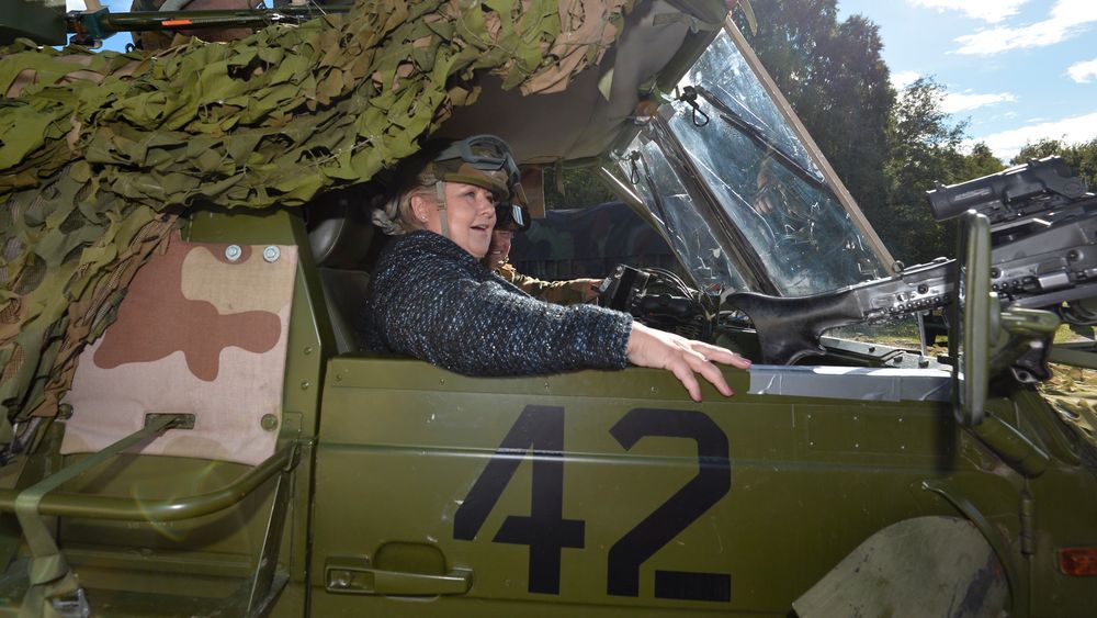 Erna Solberg lovte flytting av Luftforsvarets skolesenter da hun besøkte soldater fra US Marine Corps på Værnes i går.