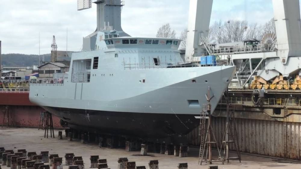 Det danske inspeksjonsskipet Lauge Koch ble bygget ved Crist Shipyard i Polen. Sannsynligvis var Nord-Koreanske slavearbeidere med på å bygge skipet.