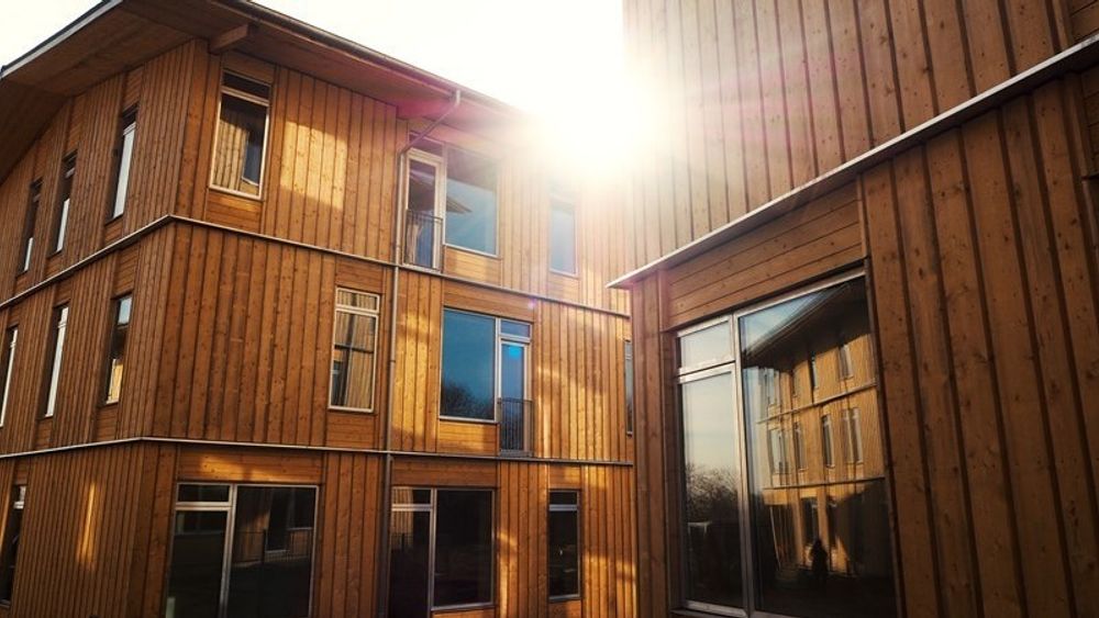 Ikke helt på Mjøstårn-nivå, men i Aarhus har boligorganisasjonen Al 2 Bolig fått oppført leiligheter i tre og fire etasjer med utstrakt bruk av tre i bærende konstruksjoner og fasader. 