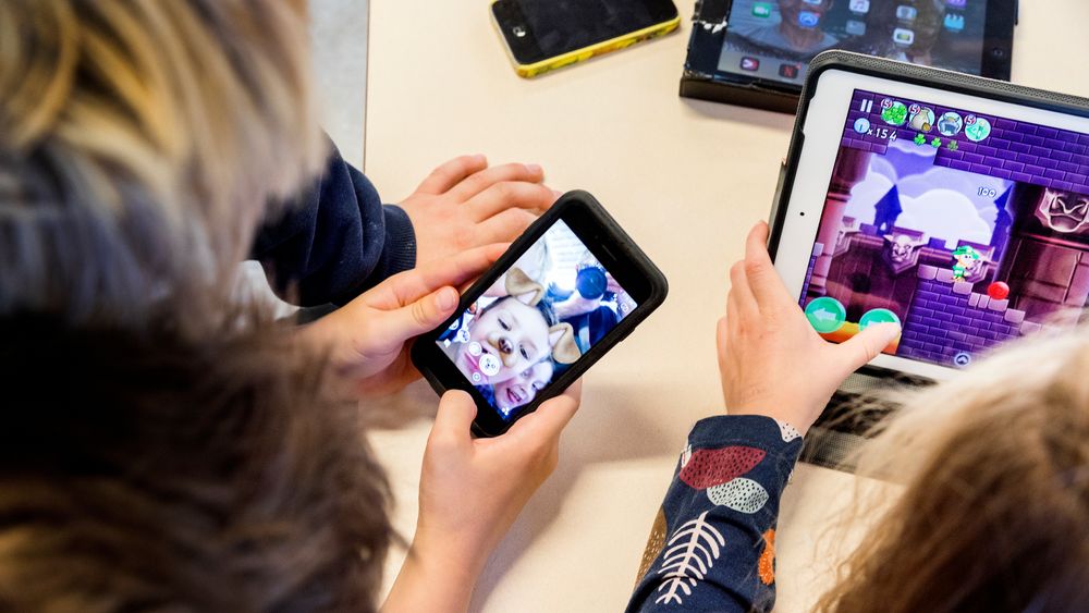 Nesten alle tiåringer har nå egen smarttelefon. Halvparten bruker to timer eller mer daglig på mobilen.