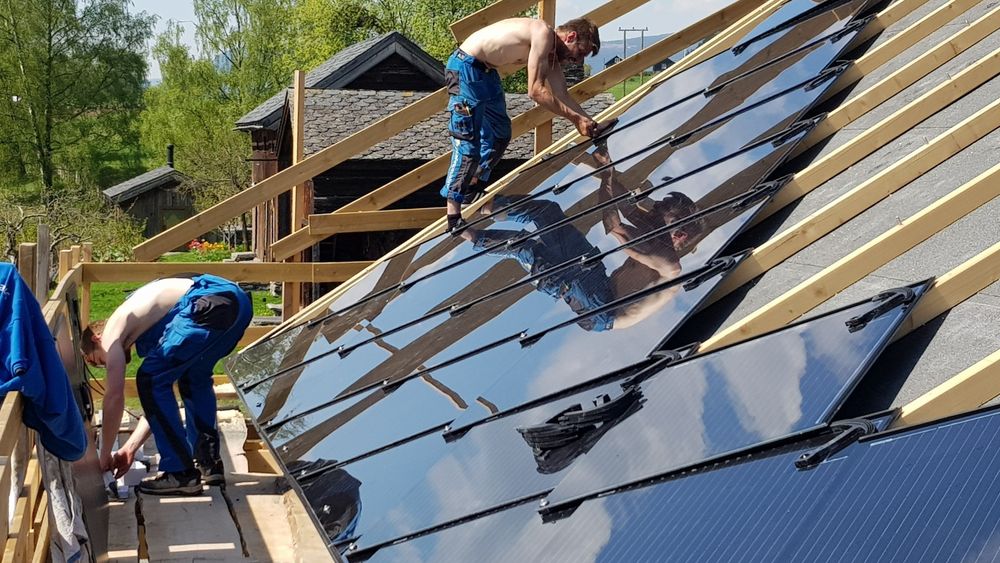 To mann brukte to og en halv dag på å montere solcelletaket. Undertaket tok lenger tid å forberede.
