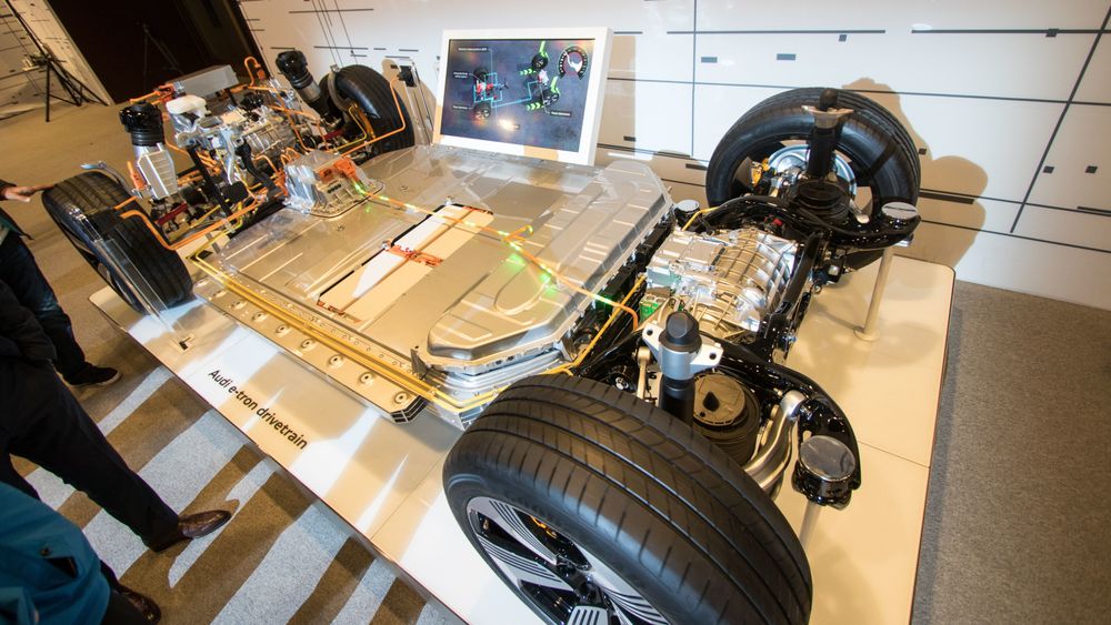 Audi har erfaring med utvikling av batteripakker. Bildet viser hva som er på innsiden av Audi E-Tron.