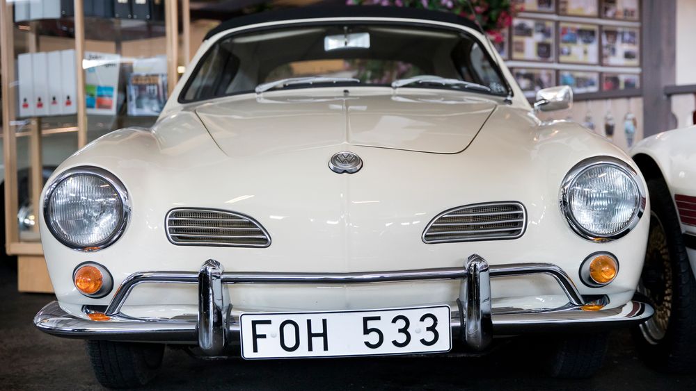 Fra neste år kan det siste tegnet i svenske registreringsnumre bli en bokstav. Registreringsnummeret på bildet sitter på en 1966,-modell Karmann Ghia cabriolet, som står utstilt på Volkswagen-museet i Pålsboda.
