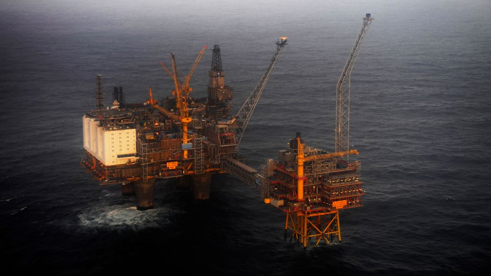 Oseberg-feltet i Nordsjøen. Tidligere sjeføkonom i Verdensbanken, Nicholas Stern, advarer mot nye oljeinvesteringer nå.