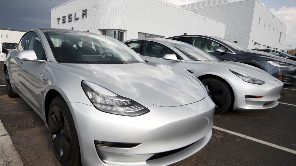 Det er Tesla Model 3 som trolig gjør produsenten til verdens største produsent av ladbare biler i 2018.