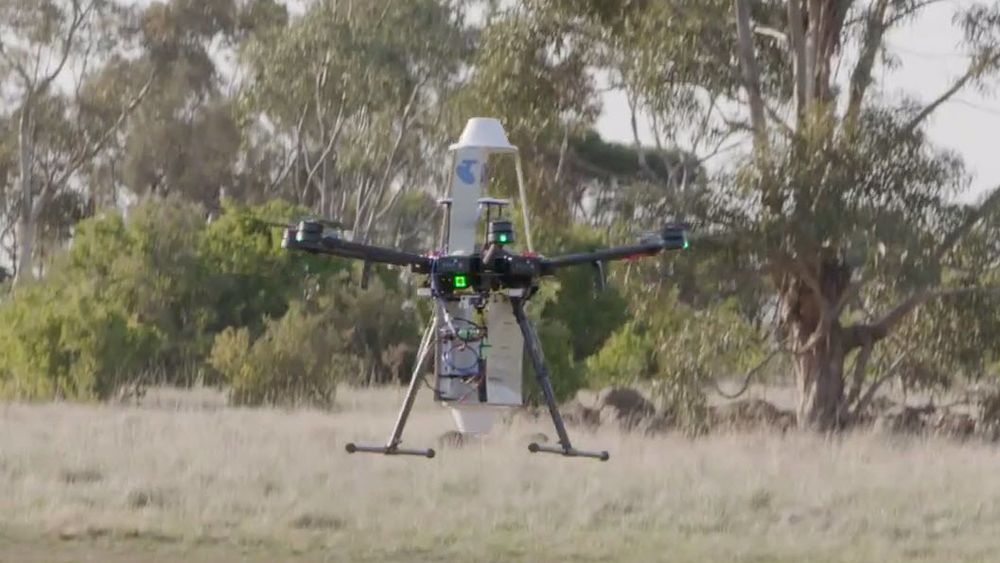 Her er Telstras drone som bærer en småcelle, myntet på å skape et lokalt mobilnett, eksempelvis ved katastrofer.