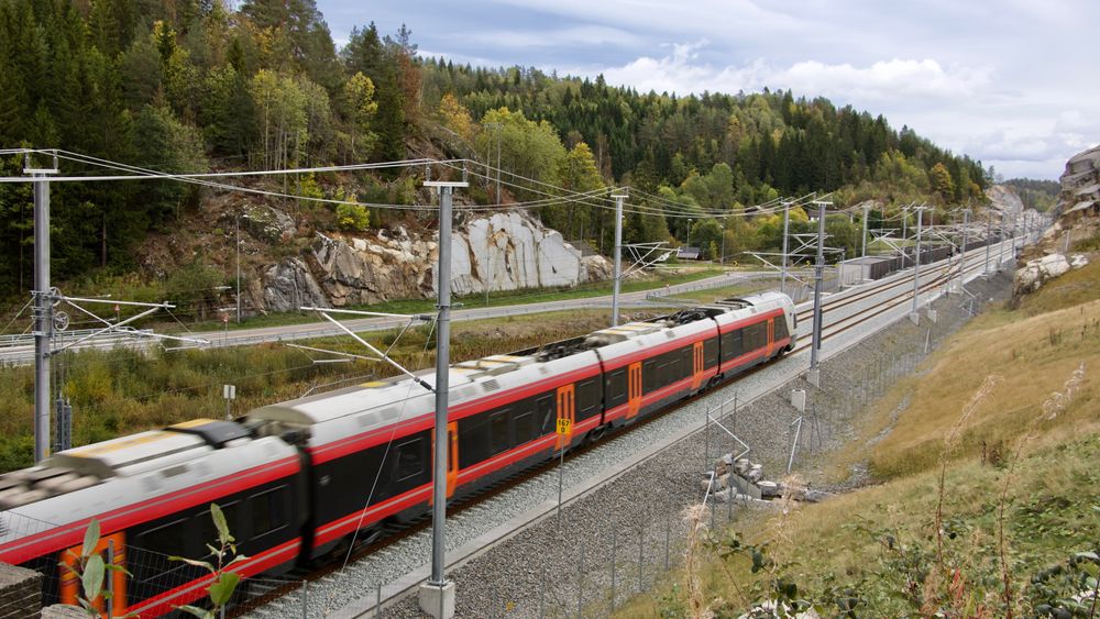 Tog som passerer dagstrekningen etter Askeklovatunellen mellom Porsgrunn og Farriseidet.