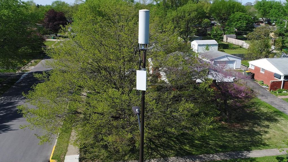 Fra slike basestasjoner på vegger, eller som her, i toppen av en lyktestolpe, leverer Verizon 5G-basert trådløst bredbånd til husstander en rekke steder i USA.