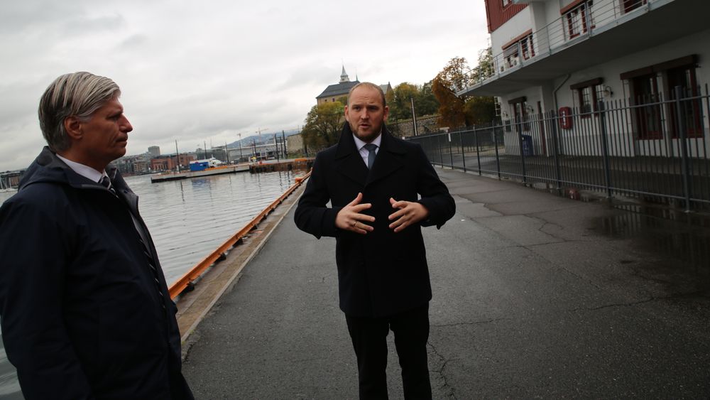 Miljøminister Ola Elvestuen (t.v.) og samferdselsminister Jon Georg Dale vil gjøre havnene mer konkurransedyktige med en tilskuddsordning på 50 millioner kroner i statsbudsjettet for 2019.