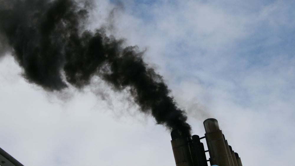 Eksos: Svart og fæl eksos fra skipsmotoren ved oppstart. Den inneholder svovel, sot og partikler i tillegg til nitrogenoksider og CO2. Scrubbere kan benyttes for å vaske ut så å si all svovel og partikler.