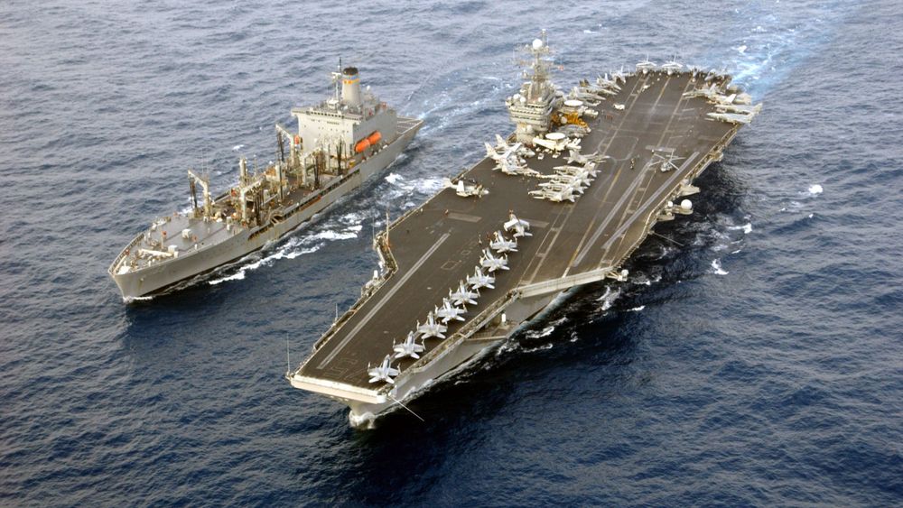 USS Harry Truman får drivstoff fra et militært tankskip i Middelhavet i 2003. Nå er det på vei til Norge for å delta i Trident Juncture.