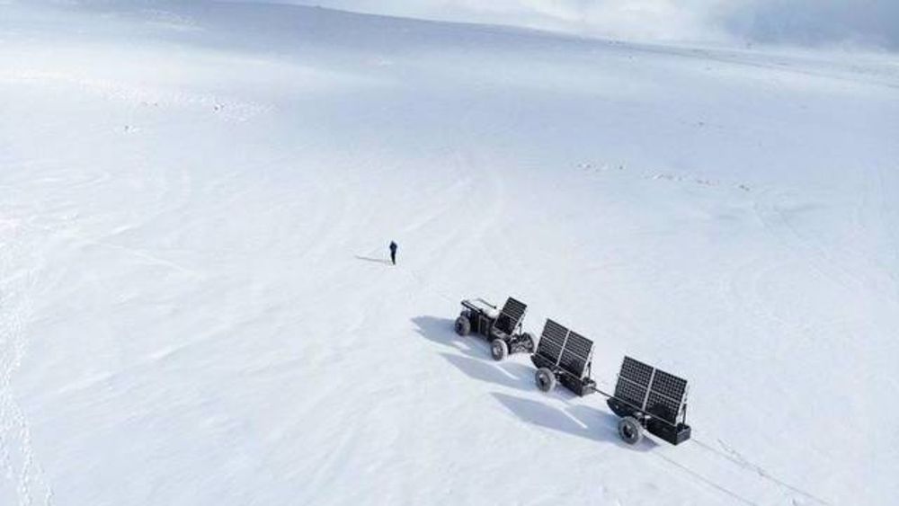 Med et kjøretøyet består av en trekkvogn med fire hjul og to enakslede tilhengere med flere solcellepaneler, skal et par begynne sin langsomme reise over Antarktis mot Sørpolen.