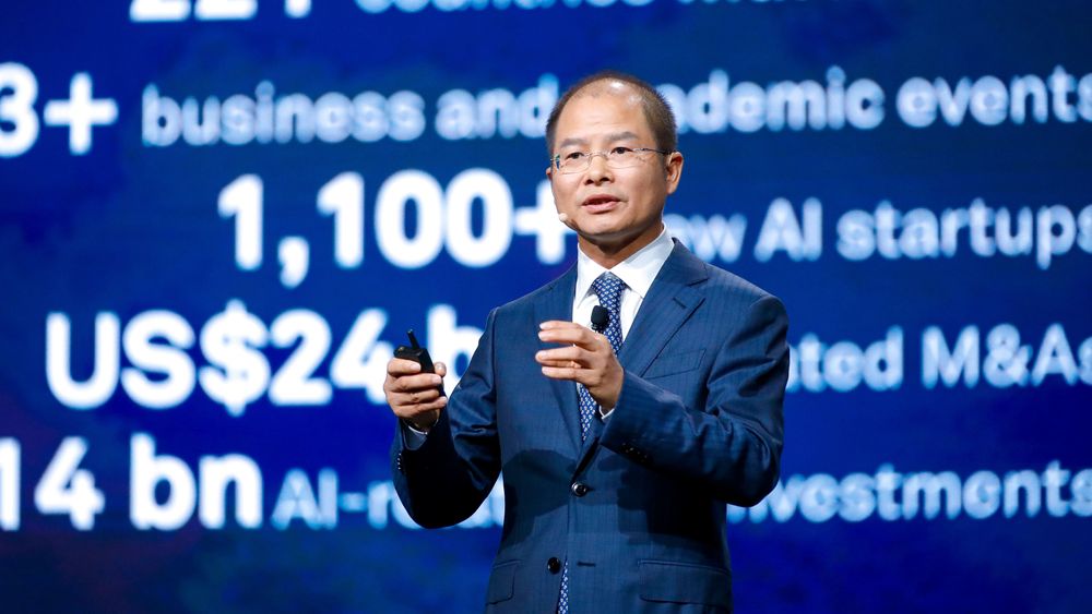 Styreleder Eric Xu i Huawei brukte talen sin under selskapets egen konferanse i Shanghai til å lansere strategien for AI, som selskapet mener vil påvirke alle deler av samfunn på hele kloden i løpet av de neste sju årene.