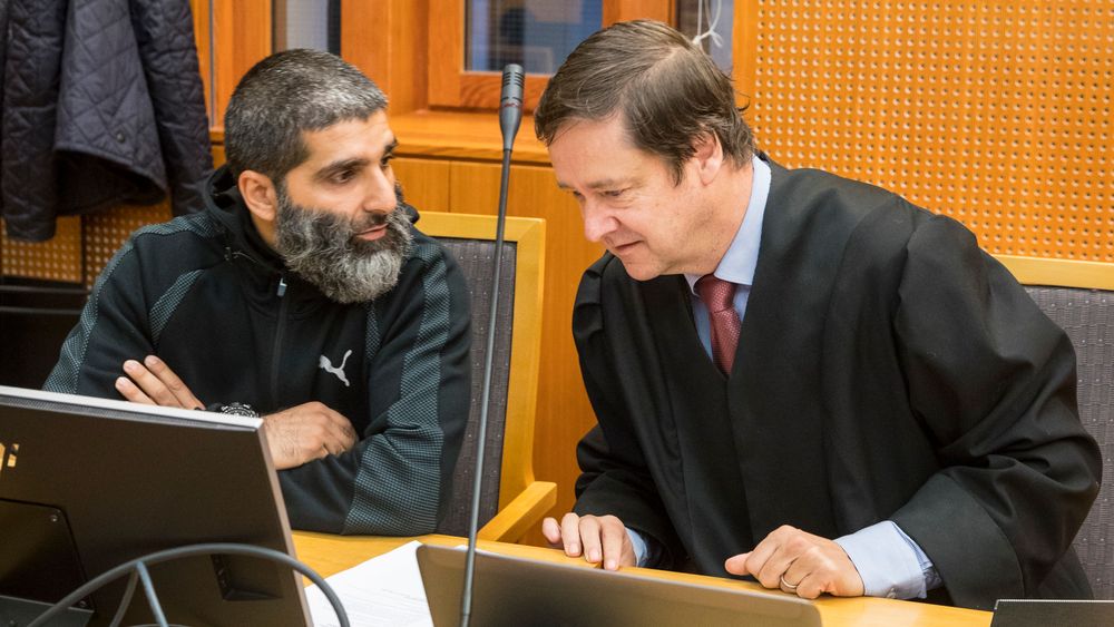 Arfan Qadeer Bhatti (t.v.) og hans advokat John Christian Elden i Oslo tingrett mandag morgen. Bhatti mener segurettmessig forfulgt av politiet, og møter staten ved Justis- og beredskapsdepartementet i retten.Foto: Vidar Ruud / NTB scanpix