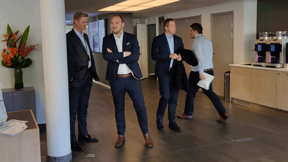 Direktør for samfunnskontakt i Telia, Øyvind Husby, i en typisk samfunnskontakt-oppgave. Her viser han den da ferske samferdselsministeren Jon Georg Dale og statssekretær Tommy Skjervold rundt i Gets lokaler i Nydalen. 