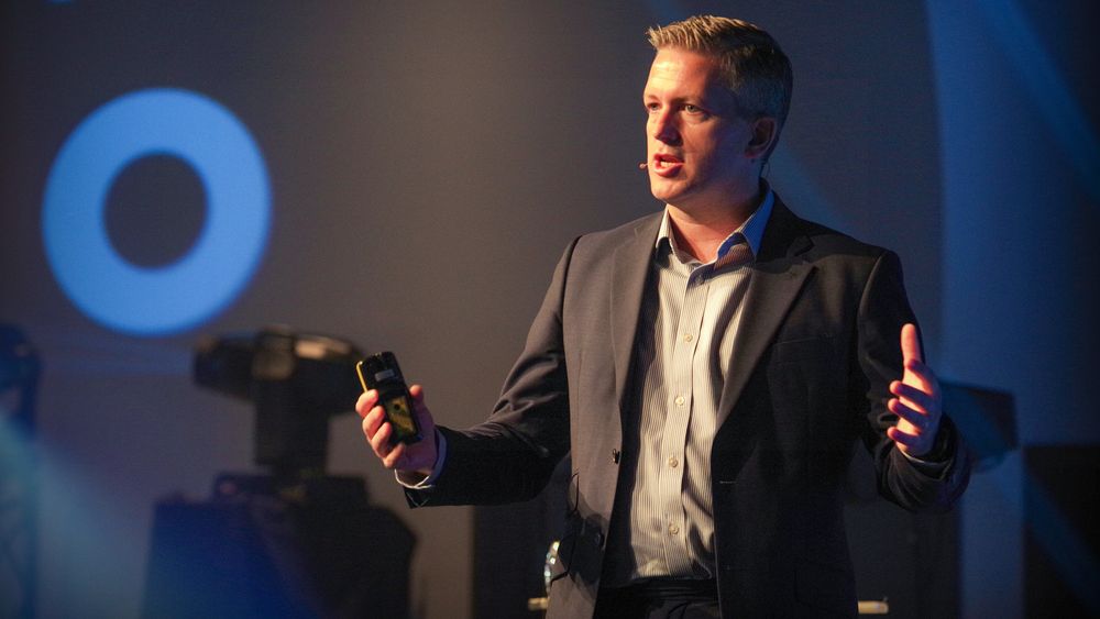 – Verden kobles sammen som aldri før, og det er helt fantastisk, men det åpner også for et hav av enheter som hackerne kan bruke for å lure seg inn i et nettverk. Markedet oversvømmes av produkter og problemene hoper seg opp, sier John Maynard, direktør for cybersikkerhet i Cisco Europa.
