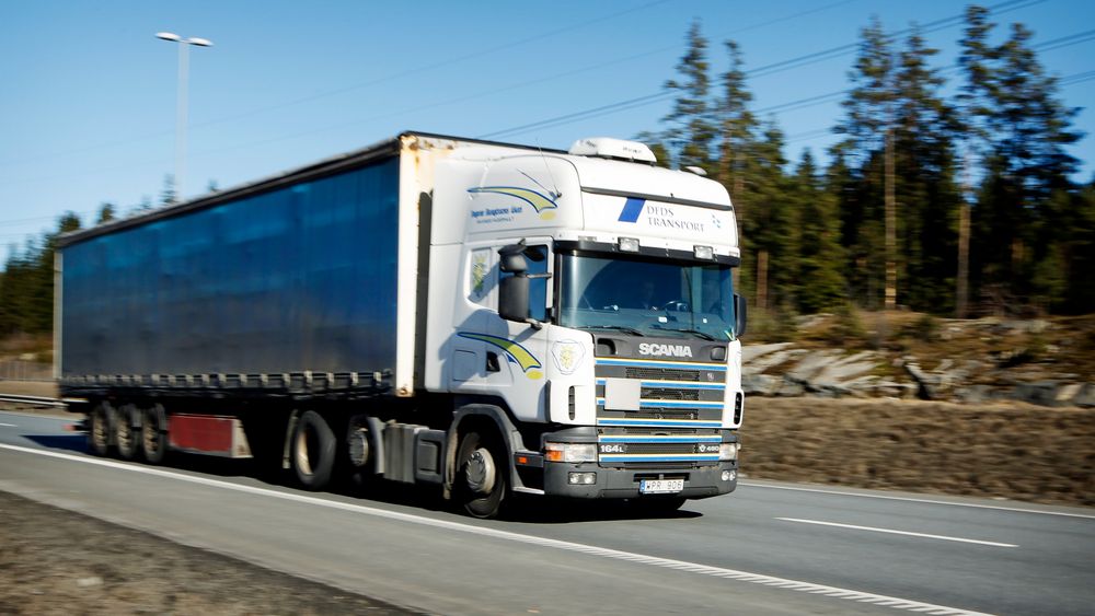 En svensk trailer på E6 ved Mortensrud i Oslo. Nå har EU kommet et viktig skritt nærmere å bestemme utslippskrav for lastebiler.