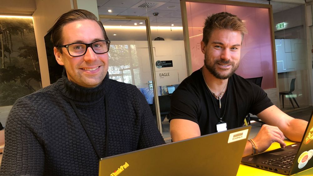 Ørjan Hessen og Nicolai Aasberg jobber i Storebrand med å trene opp chatboten.