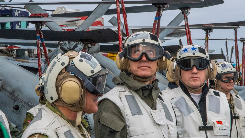NATOs generalsekretær Jens Stoltenberg fikk nylig en omvisning på det amerikanske hangarskipet USS Harry S. Truman, som er på vei til farvannene utenfor Norge for å delta i NATO-øvelsen Trident Juncture.