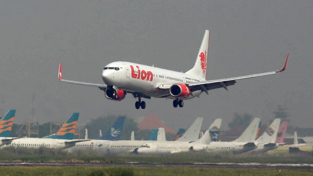 På dette arkivbildet tar et passasjerfly fra Lion Air av fra Juanda International Airport i Surabaya, Indonesia. Dette er ikke en 737 Max 8, men en 737-900ER som Lion Air var lanseringskunde på og mottok det første eksemplaret av sommeren 2007.