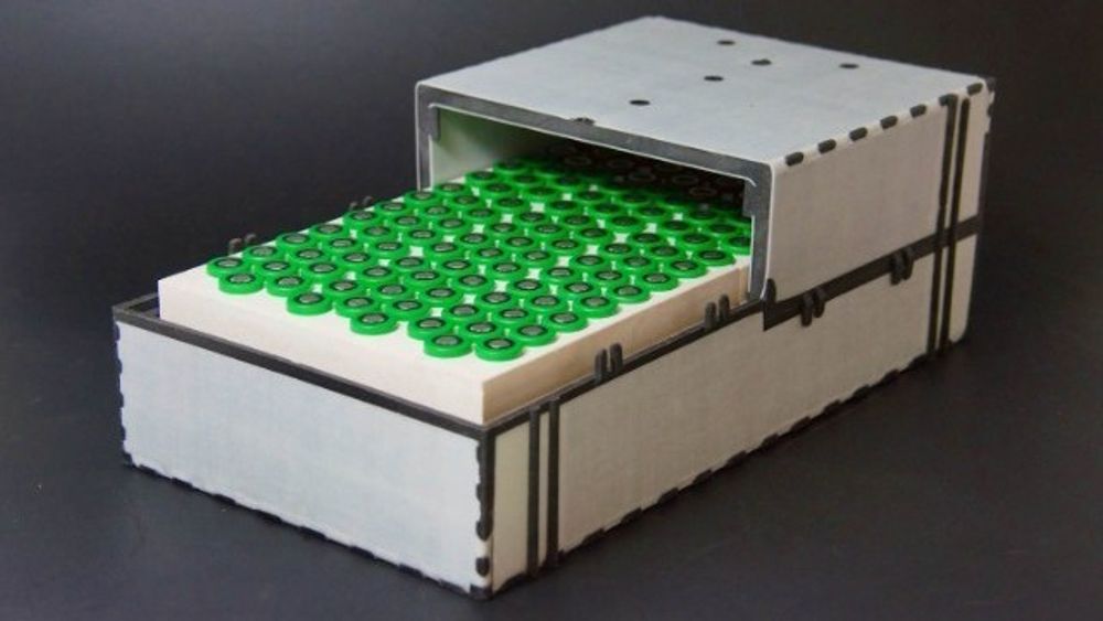 En prototype av batteriet, hvor cellene er pakket i faseforandende materiale og kassen er bygget med isolerende sandwichmateriale.