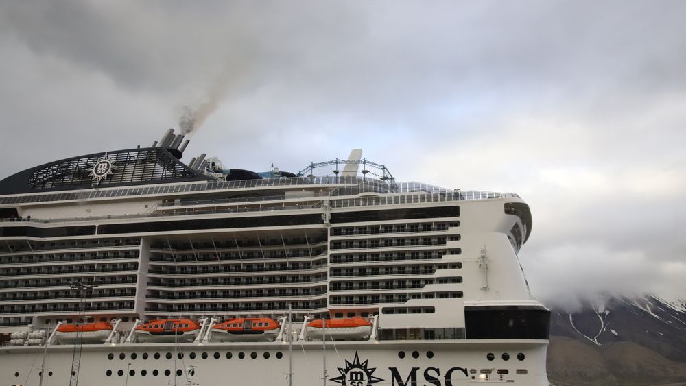 FNs sjøfartsorganisasjon har vedtatt at det er forbudt å ha diesel med for høyt svovelinnhold i tankene – selv om motorene bruker lovlig drivstoff fra andre tanker.  Fra 2023 kan det bli forbud mot tungolje i arktiske strøk. Her er MSC Meravaglia til kai i Longyearbyen. Skipet har fire Wärtsilä hovedmotorer på totalt 58 MW.