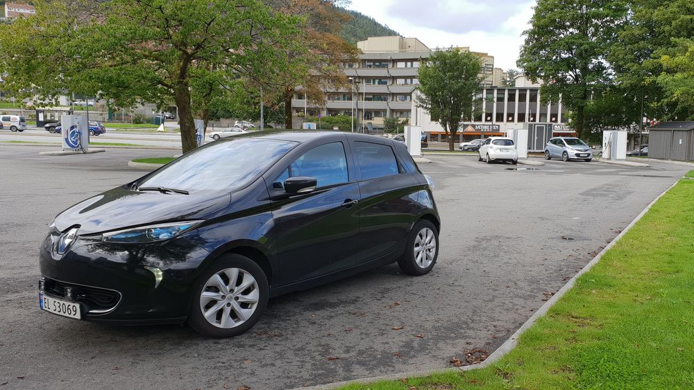 Elbil parkert på et ladested på Danmarks plass i Bergen.