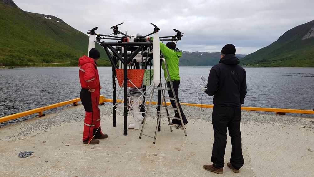 Her tester Ecofang dronen som skal brukes til kråkebollehøsting. Dronen har et system som gjør at den kan kobles presist på ROVen selv om den lander litt skjevt, ifølge gründer Jens Kristian Henriksen. Foto: Ecofang.