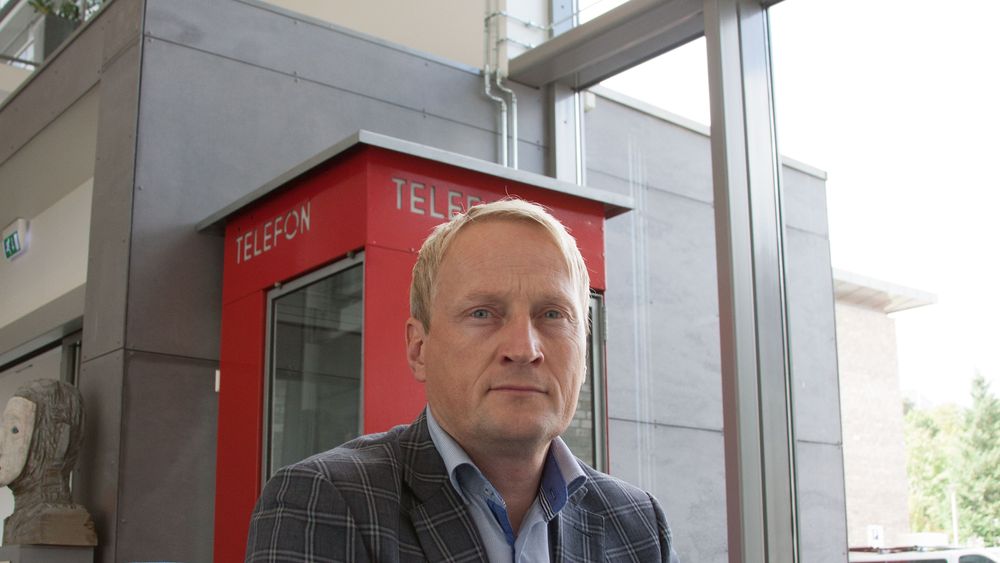 Fagsjef Kenneth Olsen i konkurranseavdelingen i Nasjonal kommunikasjonsmyndighet sier bredbåndsforum skal drøfte og gi innspill til reglene for Telenors nye videresalgsprodukt på fiber. 