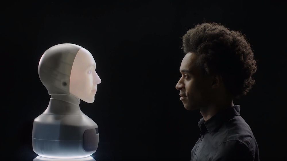 Systemet projiserer en animasjon fra nakken til roboten til ansiktet.
