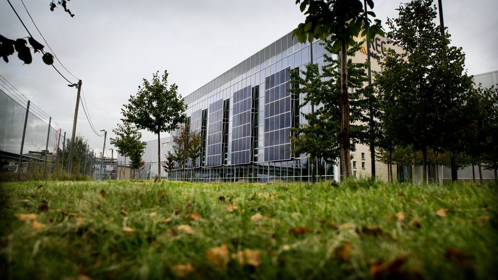 Vind- og solenergi står for hele 90 prosent av Norges «rene» eksport, dermed er vi godt synkronisert med framtidige vekstmuligheter globalt, skriver Ivar Slengesol i Eksportkreditt Norge. Illustrasjonsbildet er fra REC Solar på Herøya. 