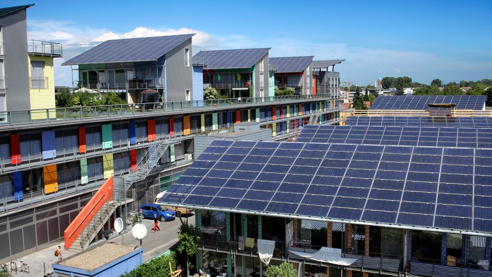 Selger strøm: De nyeste byggene i Vauban har sydvendte skråtak med solceller. Tidvis produserer disse mer enn byggene bruker og strømmen ledes til andre strømkunder.