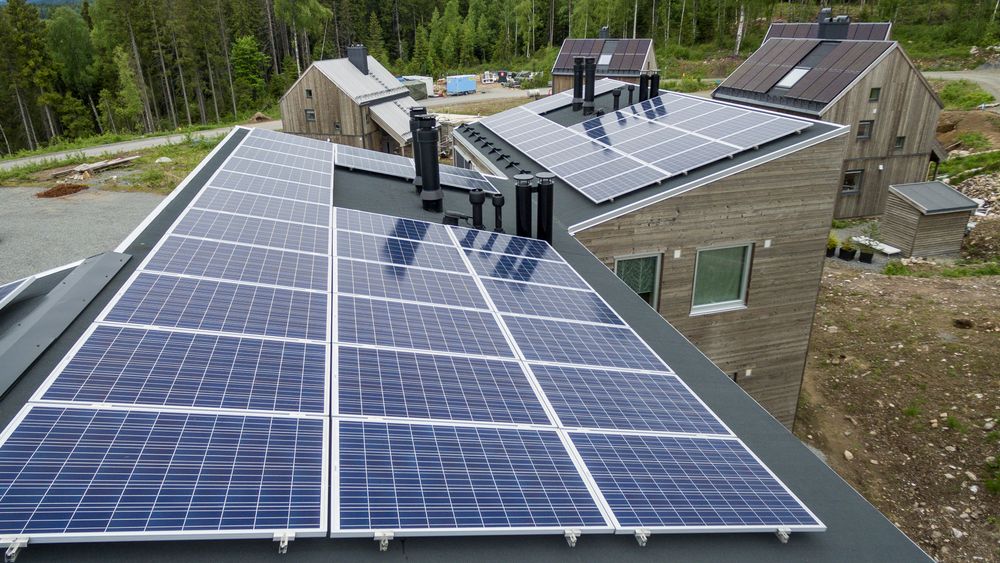 Den solrike sommeren har gitt installeringsboom for solcellepaneler i Norge. Her fra Økolandsbyen i Hurdal , der husene nesten utelukkende er bygget i trevirke og naturmaterialer og har solcellepaneler på taket for å være mest mulig selvforsynt med strøm.