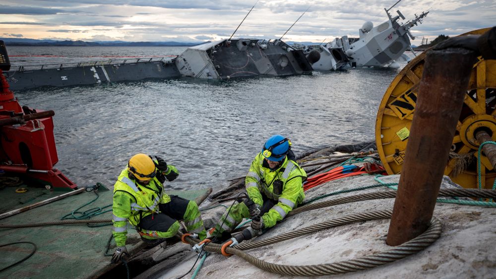 KNM Helge Ingstad er sikret med vaiere. Bergingen og Havarikommisjonens rapport vil kunne drøye lenge.