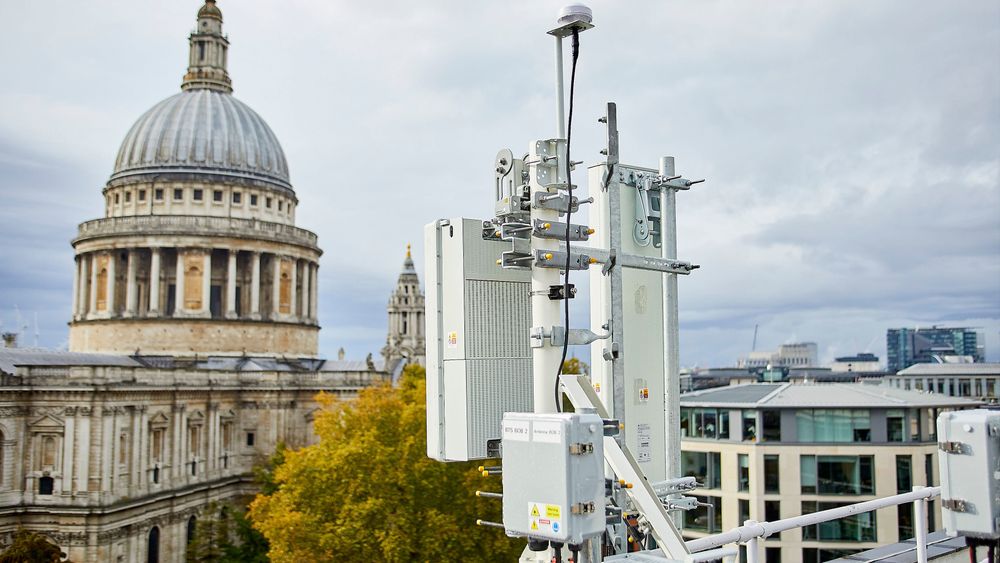 BTs mobilselskap EE benytter fiber med ti gigabit per sekund kapasitet for å mate 5G-basestasjonene sine. Her en av test-basestasjonene ved St. Pauls kirke i London.