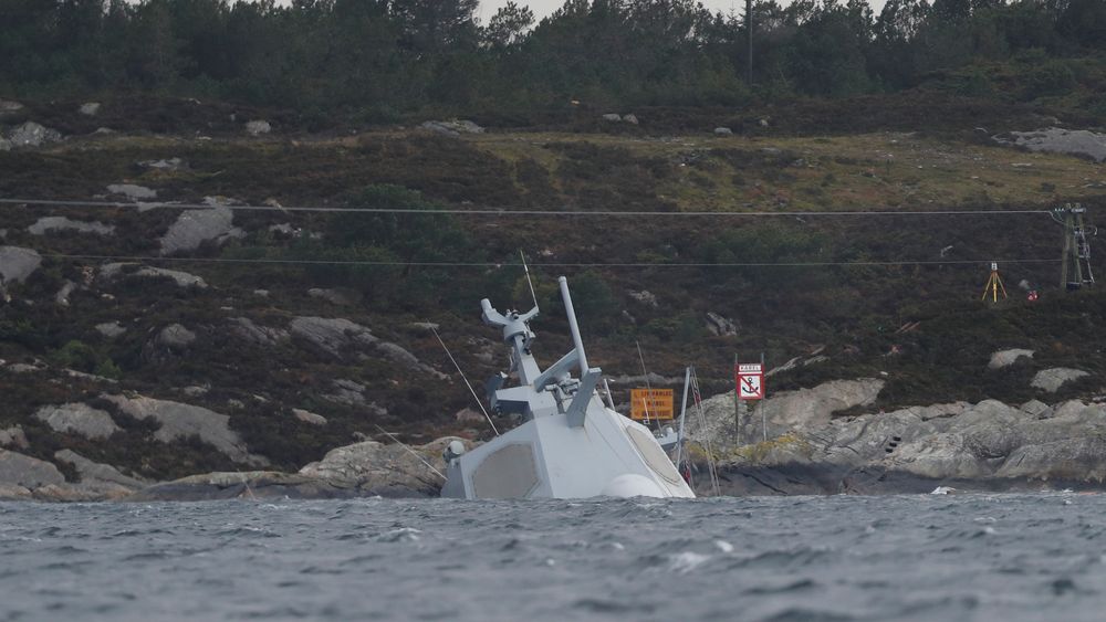 Lite av den havarerte fregatten KNM Helge Ingstad er synlig over vann, etter at vaierne som sikret vraket løsnet tirsdag. Flere bergingseksperter stiller seg undrende til at det ikke ble brukt kjetting.