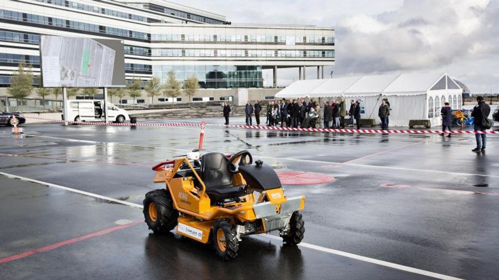 Vestjyske Conpleks Robotech tester en utendørs mobil robot til gressklipping koblet til TAPAS-nettverket i Aarhus. Foto: Styrelsen for Dataforsyning og Effektivisering