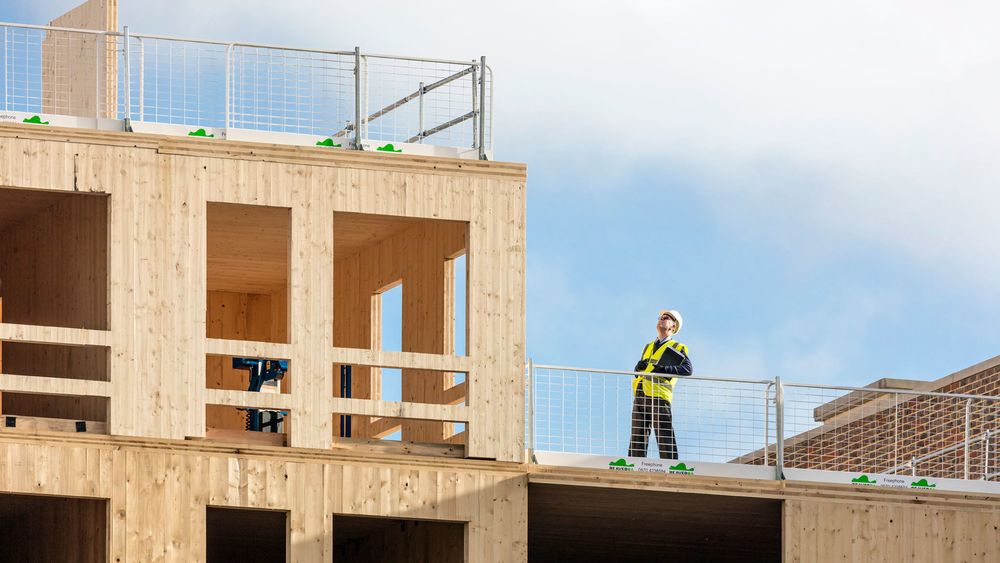 Etter anmodning fra arkitektkontoret kutter fabrikken nå til sperrer for alle store åpninger, slik at de slipper å sette opp gjerder på byggeplassen.