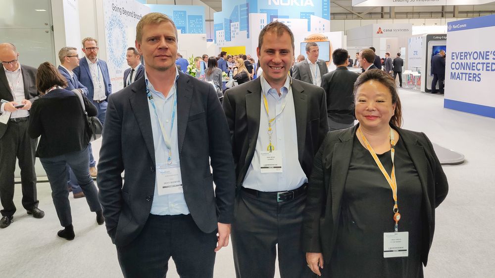 Zyxel Norges Marius Rønningen, Eren Soyak i Lifemote og linda Firveld i Eye Networks fotografert under Broadband World Forum i Berlin i oktober. De tre selskapene samarbeider om å gjøre wifi-opplevelsen bedre for europeiske bredbåndskunder.