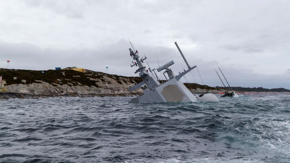 Den havarerte fregatten KNM Helge Ingstad fotografert onsdag 14. november. En amerikansk offiser som var om bord under havariet skal avhøres av politiet.