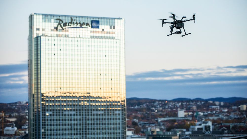 Et nytt UTM-system skal gjøre det mulig å koordinere droneoperasjoner i kontrollert luftrom. Her fra en spesiell dronetransport i Oslo sentrum. 
