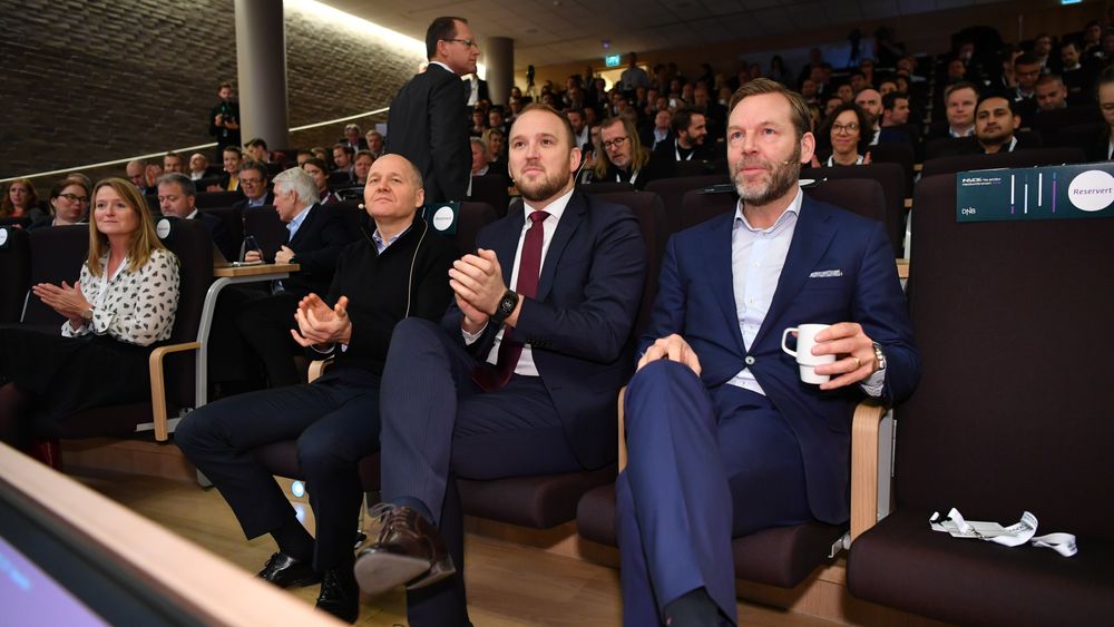 Samferdselsministeren henvendte seg direkte til bransjen i sin tale på Inside Telecoms høstkonferanse 21. november. Her er han flankert av to av televerdens toppsjefer i Skandinavia, Telenor-sjef Sigve Brekke til venstre og Telia-sjef Johan Dennelind til høyre.  