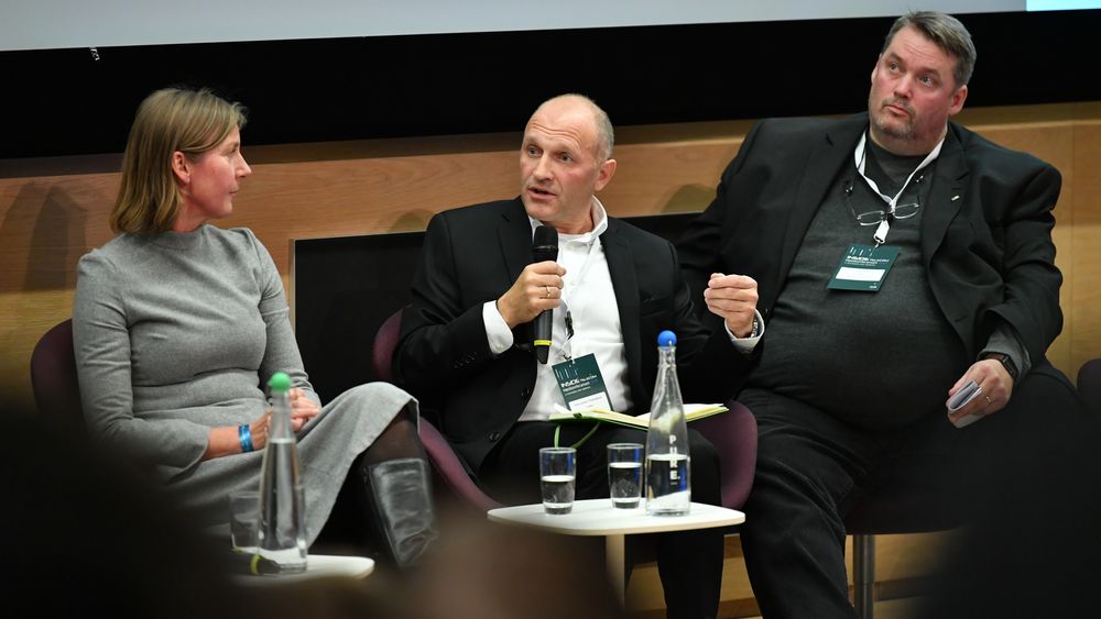Mellom barken og veden: Sikkerhetssjef Tore Orderløkken i Huawei (midten) deltok i paneldebatt med blant andre Nkom-sjef Elisabeth Aarsæther og fagdirektør Roar Thon i NSM under Inside Telecom-konferansen.