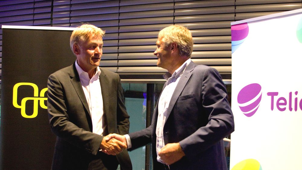 Gunnar Evensen og Abraham Foss tar hverandre i hånda på pressekonferansen etter at kjøpet var et faktum.